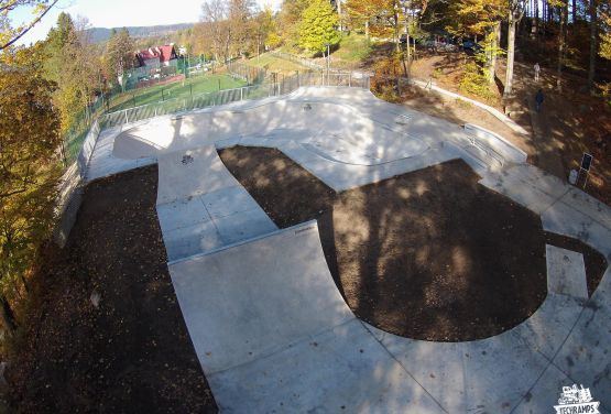 Blick von der Drohne on skatepark in Szklarska Poręba in Poland