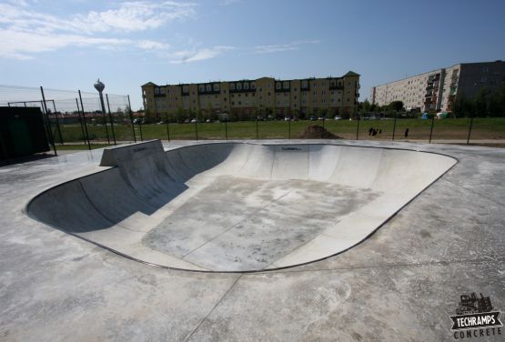 Skatepark en béton à Wolsztyn