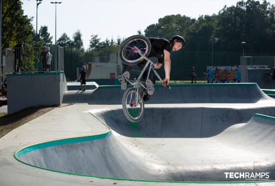 Skatepark aus Beton - Zielonka