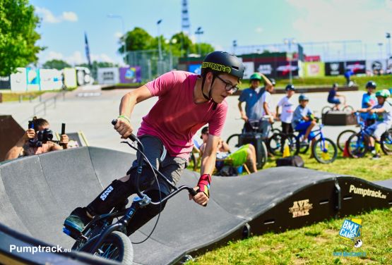 skateboard on pumptrack