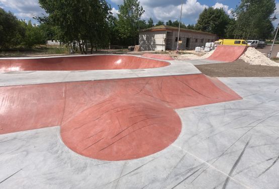 Bowl i Quarter Pipe w skateparku  w centrum Polski