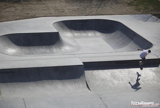 Skatepark in Skatepark à Oświęcim - place en béton