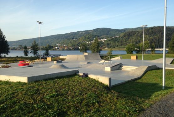 Beton skatepark près du lac