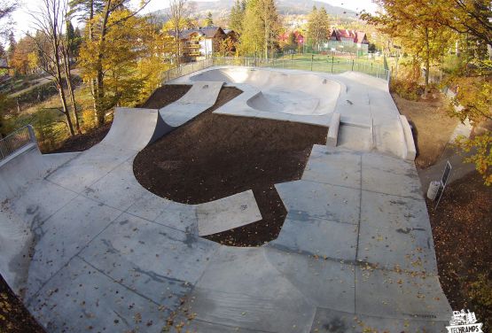 béton skatepark à Szklarska Poręba in Poland