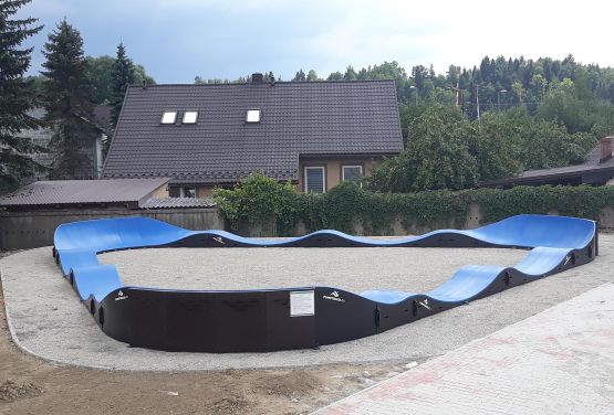 Terrain de jeu pour vélos ou piste de pumptrack en matériaux composites