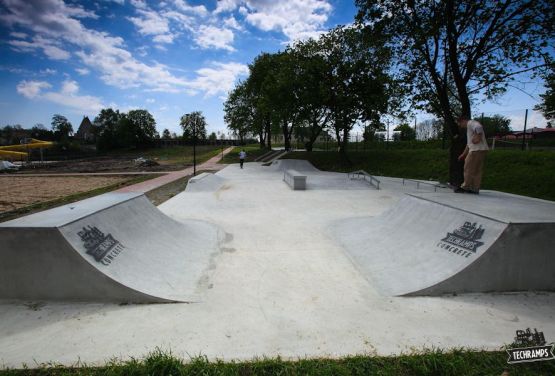 Concrete skatepark - Stopnica