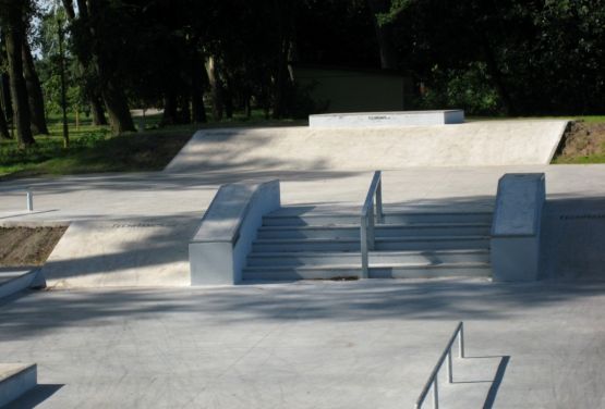 Elementos en el skate park concreto Stepnicy