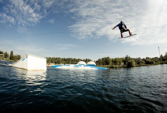 Wakeboarder en wakepark en Cracovia