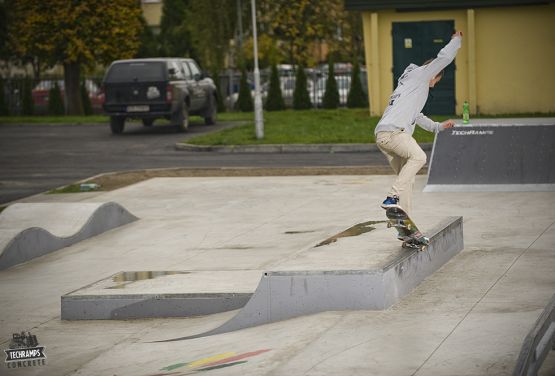 Konkrete Hindernisse im Dąbrowa Tarnowska - Skatepark