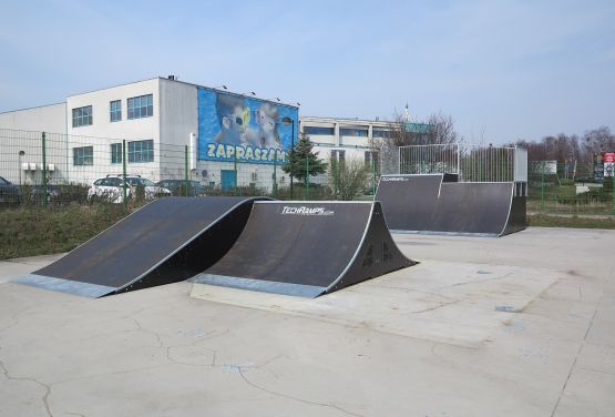 Funbox and quarter pipe in skatepark in Tarnowskie Góry - side view (Poland)