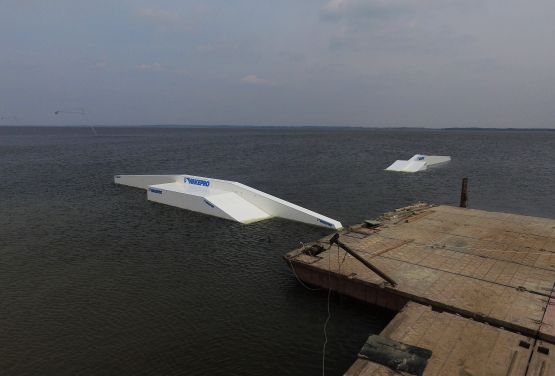 Instalación de obstáculos en wakepark en Jeziorsku