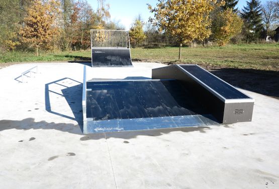 Funbox with rail and wall