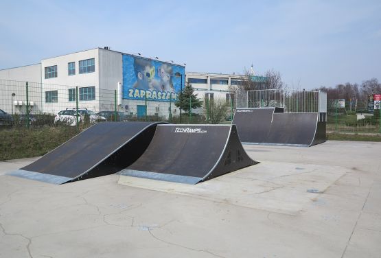 Funbox i quarter pipe w skateparku w Tarnowskich Górach - widok z boku (śląskie)