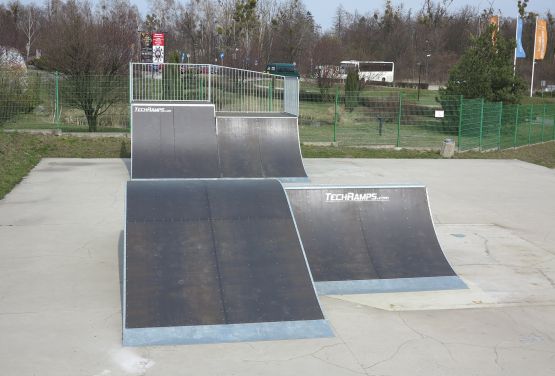 Funbox y quarter pipe en skatepark en Tarnowskie Góry