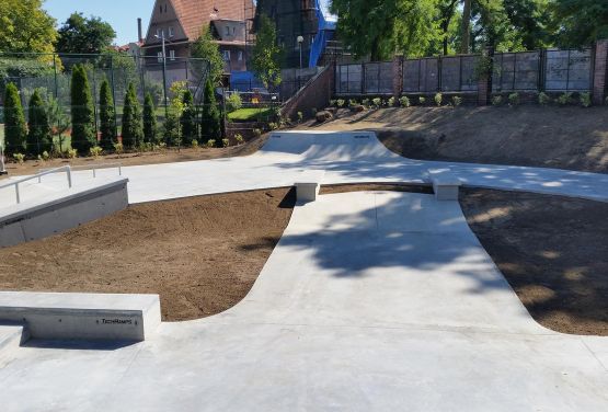 Obstáculos concretos en skatepark