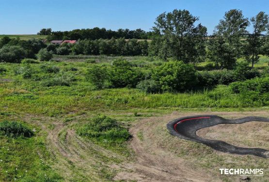 Pump track przystosowany do jazdy na deskorolce