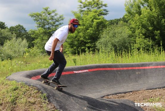 Pump track przystosowany do jazdy na deskorolce