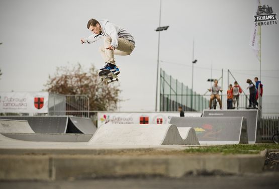 Betonowa fala_przeszkoda Skatepark Dąbrowa Tarnowska