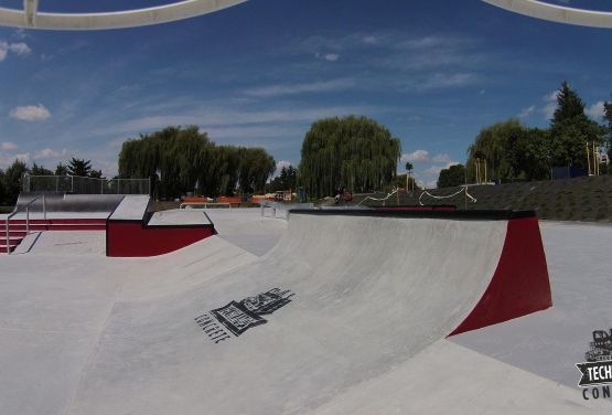 Busko-Zdrój skatepark monolit