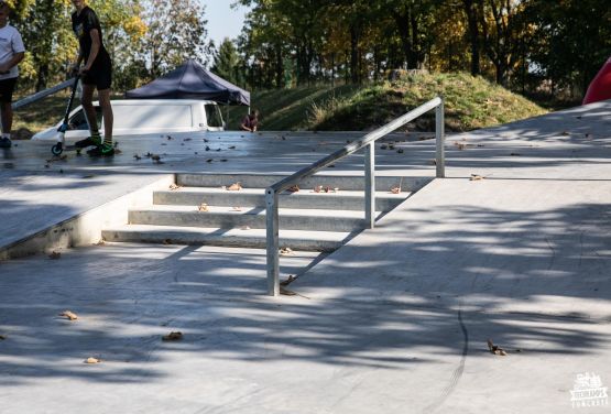 Betonowe elementy skateparku