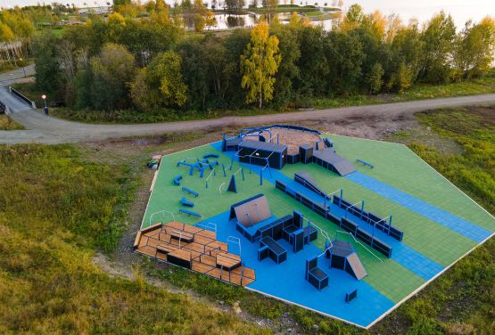 Hindernisse im Parkour-Park