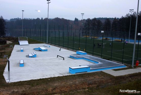 Skatepark en béton à Torzym