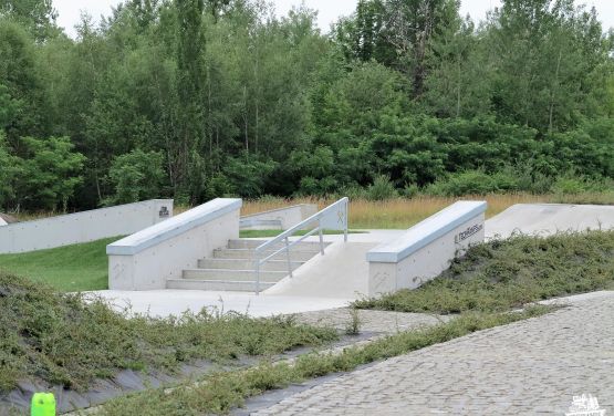 Widok na poszczególne elementy skateparku