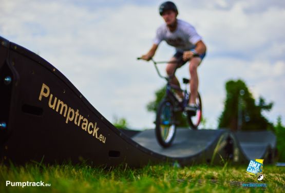 Modułowy pumptrack na obozie od AVEBMXPumptrack na obozie BmxCamp