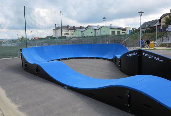 modułowy pumptrack - widok z boku