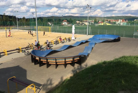 widok z prawego boku na pumptrack modułowy w Dukli