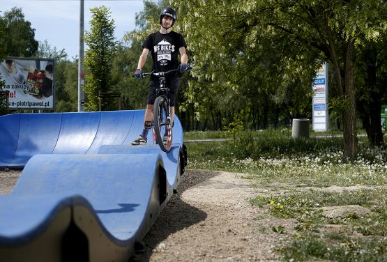 Pumptrack  en la calle Lubostron in Cracovia (Polonia)