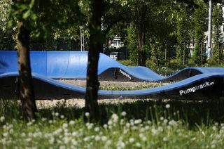 Pumptrack modulares Blau unter Frühlingsvegetation