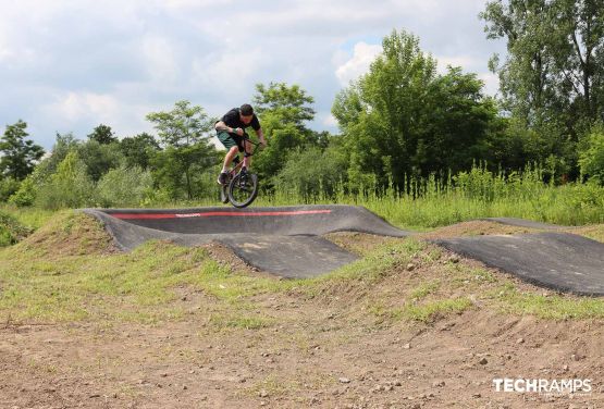 Pump track przystosowany do jazdy na deskorolce