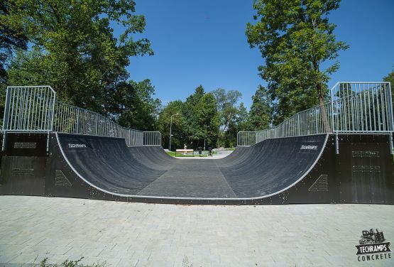 Widok na przeszkodę w skateparku w Rabce Zdroju