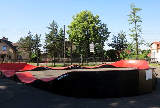 rouge mobile pumptrack à Miasteczko Śląskie