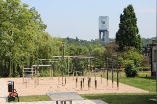 Instalación deportiva del siglo XXI - FlowPark para hacer ejercicio en la calle en Ruda Śląska.