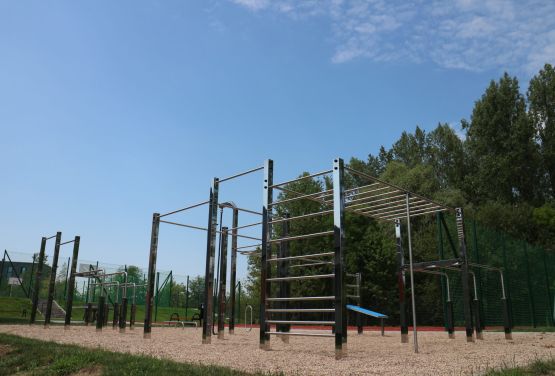 Instalación deportiva del siglo XXI - FlowPark para hacer ejercicio en la calle en Ruda Śląska.