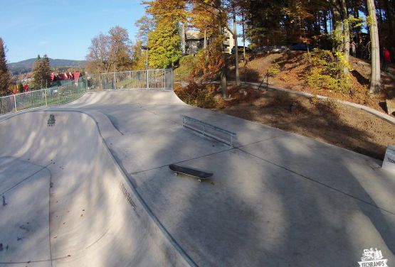 Szklarska Poręba en Poland -concreto skatepark