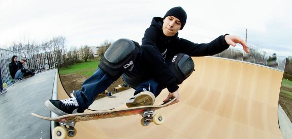 Skateboard sur la rampe du Vert