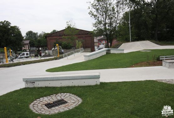 Monolityczny skatepark - widok z boku