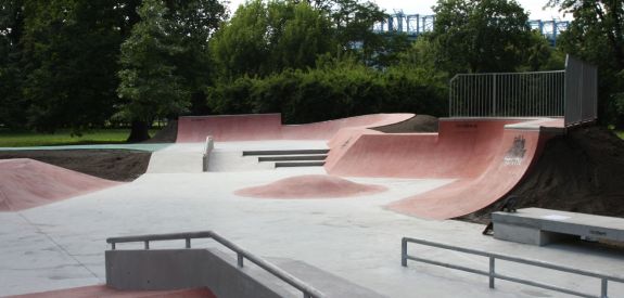 Skatepark de béton à Cracovie (Pologne)