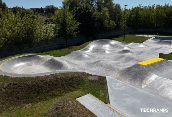 Skatepark y pista de hormigón en Minsk Mazowiecki
