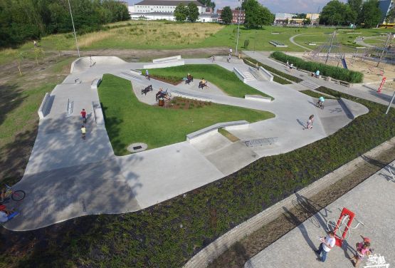 Skatepark en béton à Chorzów