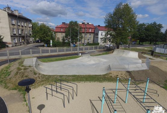 skatepark en béton dans l'industrie - expansion
