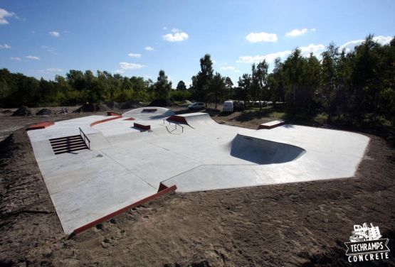 Skatepark en béton à Trzebież