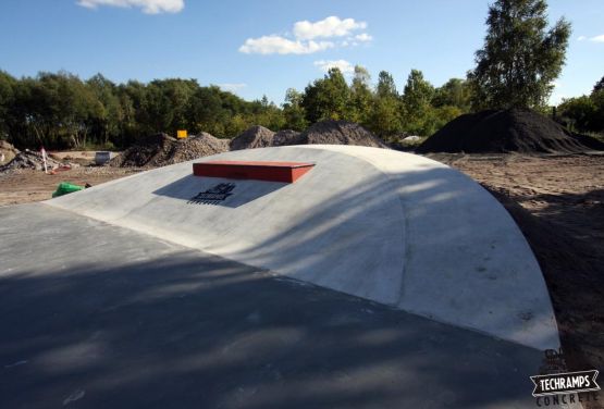 Skate park en béton à Trzebież