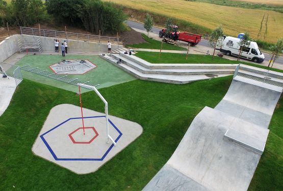 skatepark with grass element en Świecie