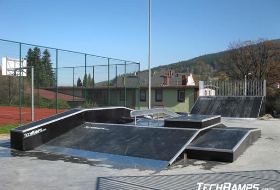 Widok na funbox w skateparku - Świeradów 