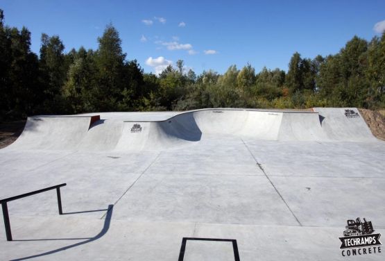 Skatepark en béton à Trzebież