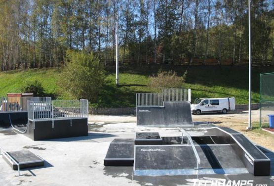 Skatepark o betonowym podłożu w Świeradowie 